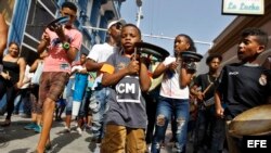 Niños participan en una típica conga santiaguera en Santiago de Cuba. 