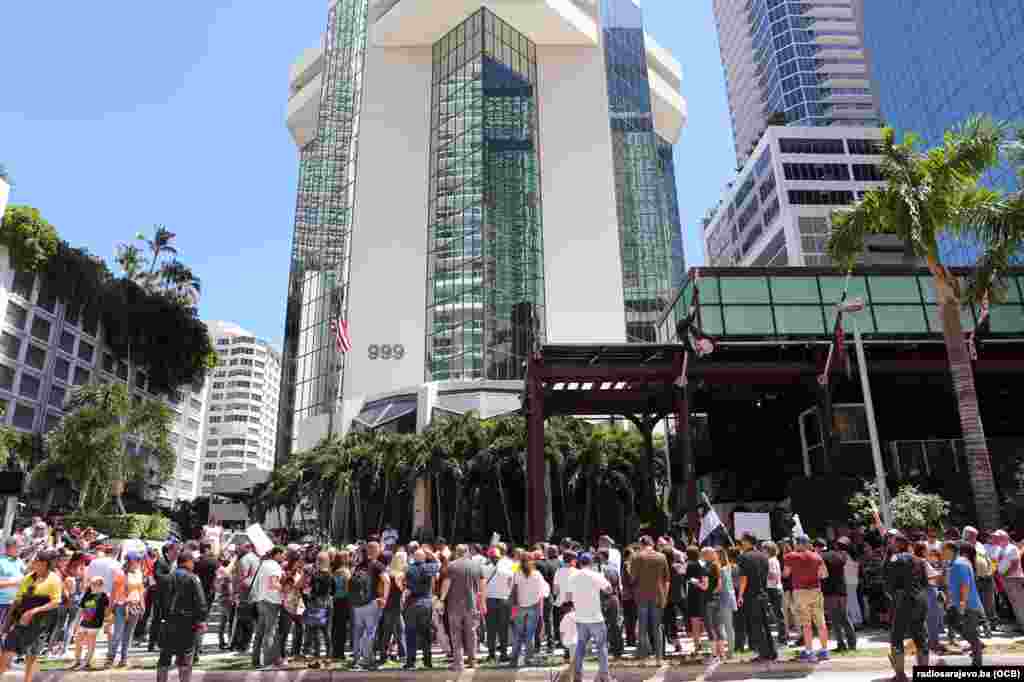 Cientos de Venezolanos protestan frente a Steakhouse, de la cadena de restaurantes del popular chef Salt Bae, localizado en el 999 de Brickell Ave, en Miami.