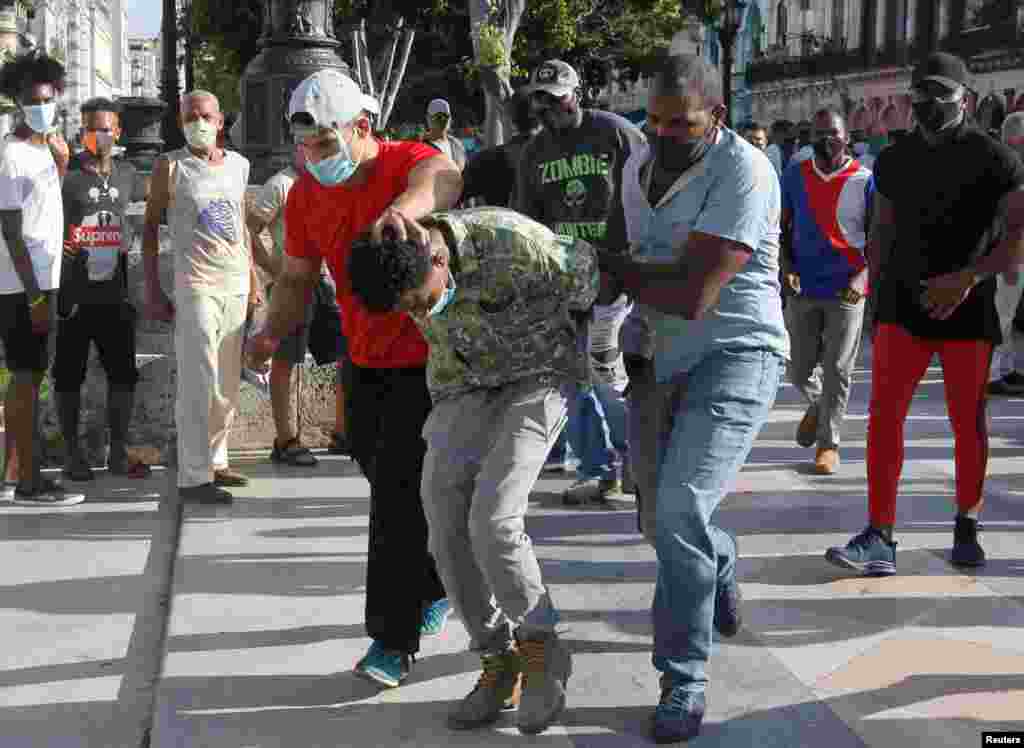 Un joven detenido en el alzamiento popular en La Habana.