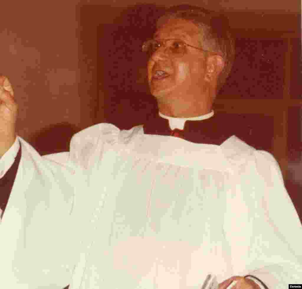 Padre Agust&iacute;n Rom&aacute;n en una misa en el Santuario de Nuestra Se&ntilde;ora de la Caridad en Miami en la d&eacute;cada de 1970.