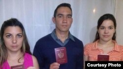 Los odontólogos cubanos Raquel Lobato, Oddy Ginarte y Martha Martín no pudieron volar de Colombia a EEUU al ser bloqueadas sus visas. 