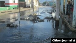 Grandes salideros de agua en el poblado de Vueltas