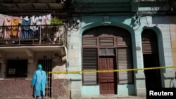 Un trabajador de la salud cubano en un área de vigilancia epidemiológica. (REUTERS/Alexandre Meneghini).