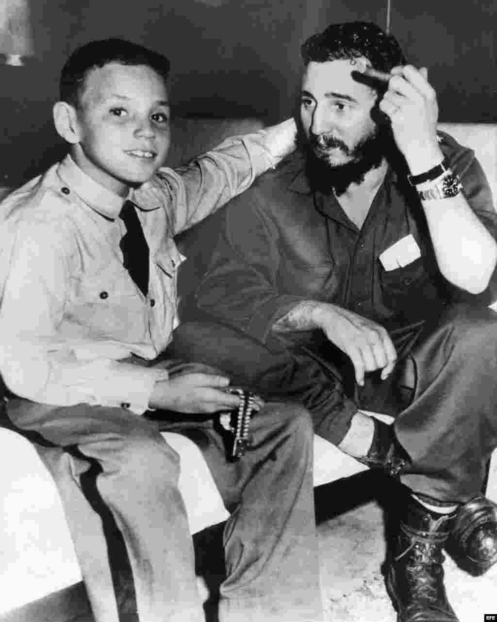 Fidel Castro Díaz-Balart junto a su padre.