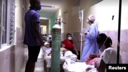 Enfermos en los pasillos del hospital de Cárdenas, Matanzas. (Captura de video/Reuters).