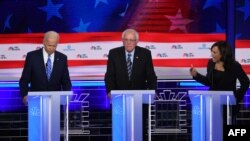 La senadora Kamala Harris en un intenso intercambio con el ex vicepresidente Joe Biden (a la izquierda). Entre ambos, el senador Bernie Sanders (Foto: AFP).