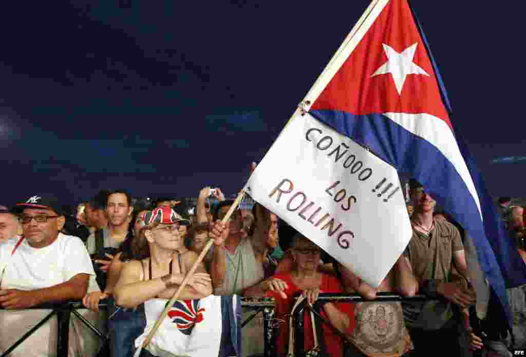 Seguidores de los Rolling Stones asisten al concierto en La Habana.