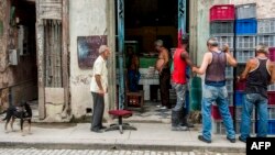 Una cola para comprar huevos en La Habana. Foto YAMIL LAGE / AFP