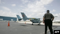 José Basulto, de Hermanos al Rescate, camina hacia una de las avionetas. 