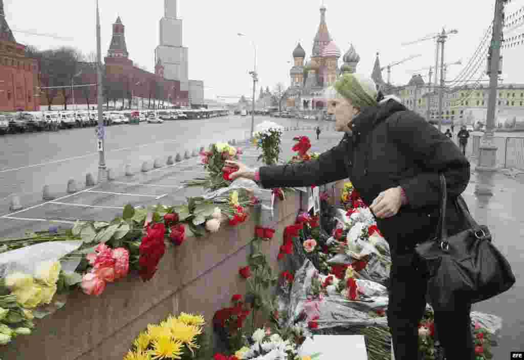 Flores y velas en el puente donde fue asesinado Nemtsov. 