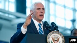 Pence en una rueda de prensa en el Puerto de Miami para informar de la misión de cinco meses que realizará el buque hospital de la Marina estadounidense USNS Comfort por Suramérica, Centroamérica y el Caribe. 