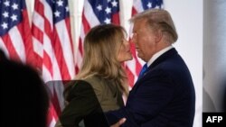 El presidente Donald Trump besa a la primera dama Melania Trump en el Jardín de las Rosas de la Casa Blanca. 