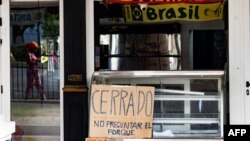 Un cartel anuncia el cierre de un negocio privado en Cuba el 17 de agosto de 2023. (Photo by YAMIL LAGE / AFP)