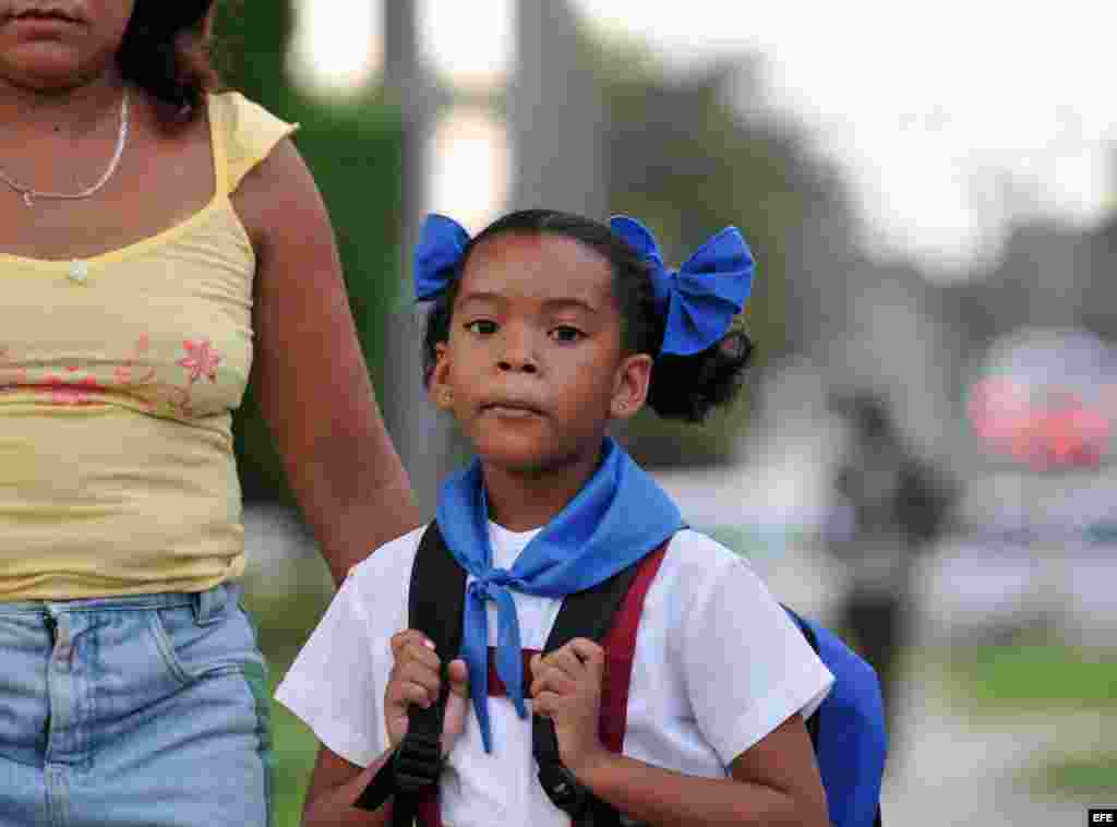 Los niños cubanos deben unirse a la organización de Pioneros José Martí, a los 6 años de edad. La pañoleta azul o roja es símbolo de ese compromiso político.