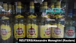 Una tienda que exhibe botellas de ron Havana Club en La Habana, Cuba, el 28 de noviembre de 2023. (Reuters/Alexandre Meneghini/Archivo)