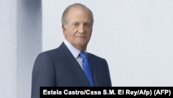 El rey emérito Juan Carlos de España posando para un retrato oficial el 11 de febrero de 2020.