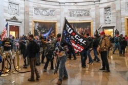 Los manifestantes violaron la seguridad y entraron al Capitolio mientras el Congreso debatía la Certificación de Voto Electoral para las elecciones presidenciales de 2020. (Saul LOEB / AFP)