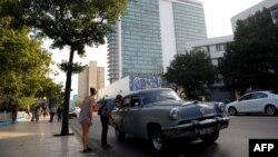 Un botero o transportista privado ofrece sus servicios en La Habana. (Archivo Yamil Lage/AFP)