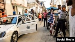 Arresto de Otero Alcántara cuando intentó realizar el performance "El hombre de la bandera", en La Habana, al margen de la XIII Bienal de La Habana.