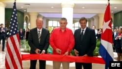 El jefe administrativo y asesor general de Starwood Hotels & Resorts Worldwide, Kenneth S. Siegel (i), el presidente del grupo hotelero cubano Gaviota, Carlos Latuff Carmenate (c), y el jefe de operaciones para Latinoamérica de Starwood Hotels & Resorts.