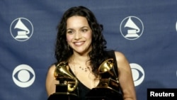 La cantautora y pianista estadounidense Norah Jones, el 23 de febrero de 2003. (Reuters/Peter Morgan).