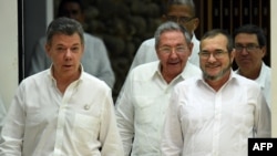 Raúl Castro (Centro) junto al entonces presidente de Colombia Juan Manuel Santos (izq.) y el líder de las FARC Timoleón Jiménez "Timochenko", en una reunión en La Habana el 23 de septiembre de 2015.