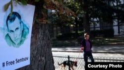 Carteles en París pidiendo la libertad de Oleg Sentsov, preso en Rusia.