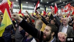 Fotografía de archivo. Simpatizantes de Hezbollah ondean banderas en Líbano. EPA/NABIL MOUNZER