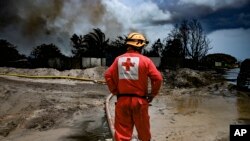 Un rescatista de la Cruz Roja Cubana cerca del incendio 