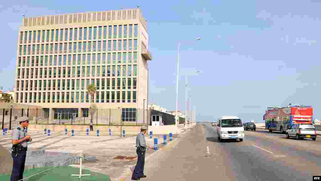 Militares cubanos custodian las inmediaciones del edificio de la Sección de Intereses de Estados Unidos (SINA) en La Habana (2 de julio, 2008).