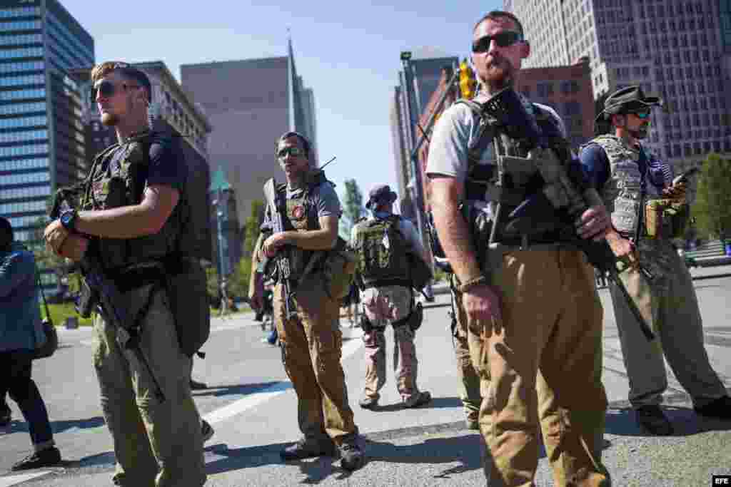 Miembros del grupo West Ohio Minutemen en cercanías al Quicken Loans Arena, donde se realiza la Convención Republicana 2016