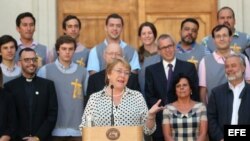 La presidenta de Chile, Michelle Bachelet (c), habla el miércoles 27 de diciembre de 2017, en el Palacio de La Moneda en Santiago de Chile (Chile).