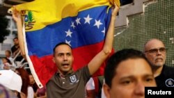 Manifestantes en Caracas protestan el 8 de agosto de 2024 contra la violencia desatada por el gobierno tras las elecciones presidenciales. (Reuters/Leonardo Fernández Viloria).