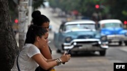 Dos mujeres navegan por internet usando una red wifi en La Habana (Cuba). Archivo. EFE.