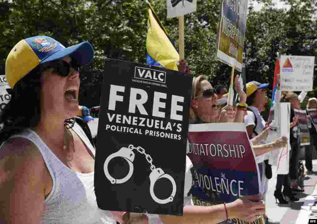 Manifestantes del grupo "Venezolanos en el Exterior" protestan en frente a la sede de la Organización de los Estados Americanos.