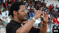 Javier Sotomayor, recordista mundial de salto de altura, toma fotos, hoy sábado 17 de marzo, en la competencia Cuba Salta 