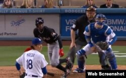 Dee Gordon impulsó la carrera del empate en la séptima entrada contra los Dodgers.