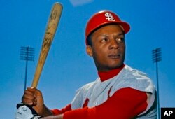 En esta foto de 1968, Curt Flood batea para los Cardinales de St. Louis. (AP Photo/File)