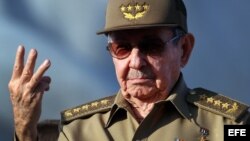 Raúl Castro, lidera el desfile por el Día Internacional de los Trabajadores hoy, lunes 01 de mayo de 2017, en la Plaza de la Revolución de La Habana (Cuba).