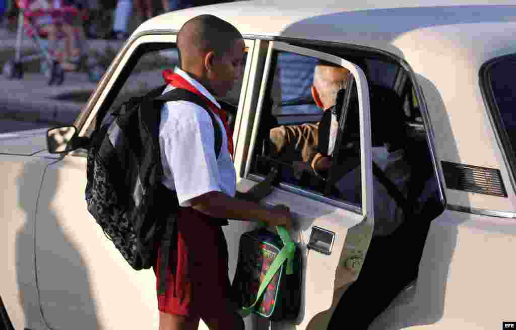 Cuba comienza este martes, 1ro. de septiembre, el curso escolar 2015-2016 con cerca de dos millones de estudiantes en más de 10.300 escuelas, según cifras oficiales que no describen las dificultades que enfrentarán estudiantes, profesores y padres por la falta de recursos y el déficit de maestros. EFE