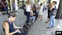 El Gobierno a habilitado decenas de puntos de Wi-Fi en todo el país, pero siguen siendo pocos y costosos para la mayoría.