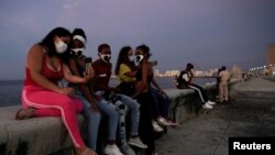 Cubanos en el Malecón habanero. REUTERS/Alexandre Meneghini