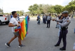 Un activista LGBTI discute con un policía el sábado 11 de mayo, durante la marcha gay convocada por la sociedad civil.