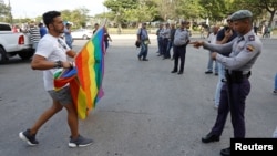 Un activista LGBTIQ discute con un policía el sábado 11 de mayo del 2019, durante la marcha contra la homofobia convocada por la sociedad civil.