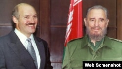 Alexander Lukashenko junto a Fidel Castro. (Archivo)