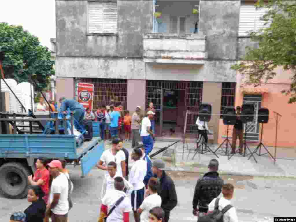 Funcionarios del gobierno instalan altavoces para el acto de repudio contra las Damas de Blanco en Lawton. Foto cortesía Ángel Moya.