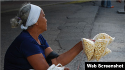 Cubanos realizan actividades cotidianas en los albergues ubicados en el pueblo de La Cruz, Costa Rica. EFE