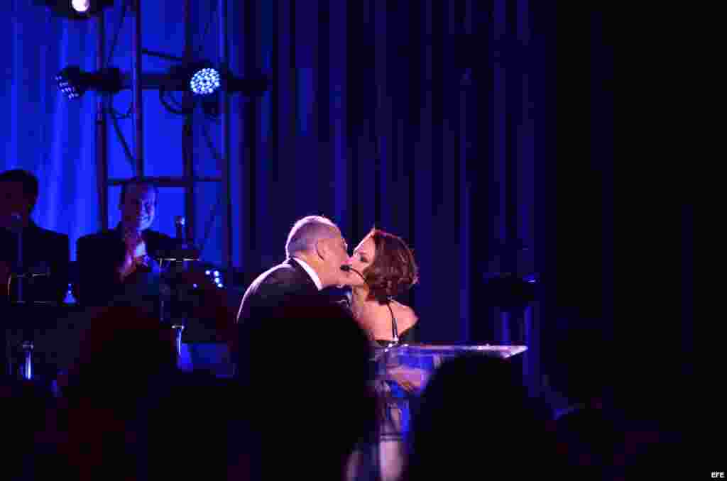 Emilio Estefan le entrega una estatuilla a Gloria Estefan 