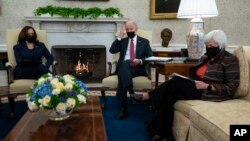 De izq. a der. La vicepresidenta Kamala Harris, el presidente Biden, y la Secretaria del Tesoro Janet Yellen en la Oficina Oval. Biden reconoció número récord de mujeres a nivel de gabinete. AP Photo/Evan Vucci