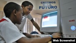 Estudiantes en un Joven Club de Computación.